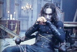 Brandon Lee en "The Crow". La película de 1994 se hizo famosa porque el actor murió durante la filmación por un problema con un arma de utilería.